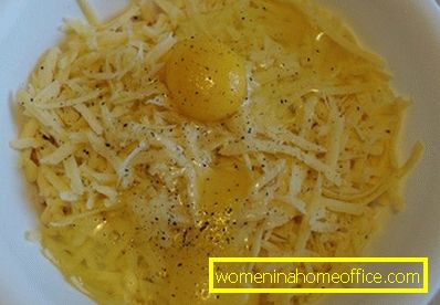 Pique o queijo com um ralador grosso e misture com o ovo.