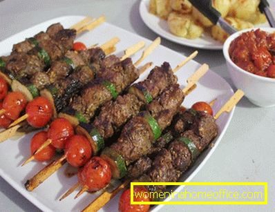 A receita para cozinhar kebab de carne no forno