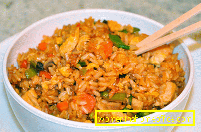 Frango com arroz e legumes em um fogão lento
