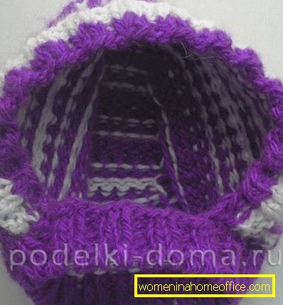 Chapéu de boné para uma menina com agulhas de tricô